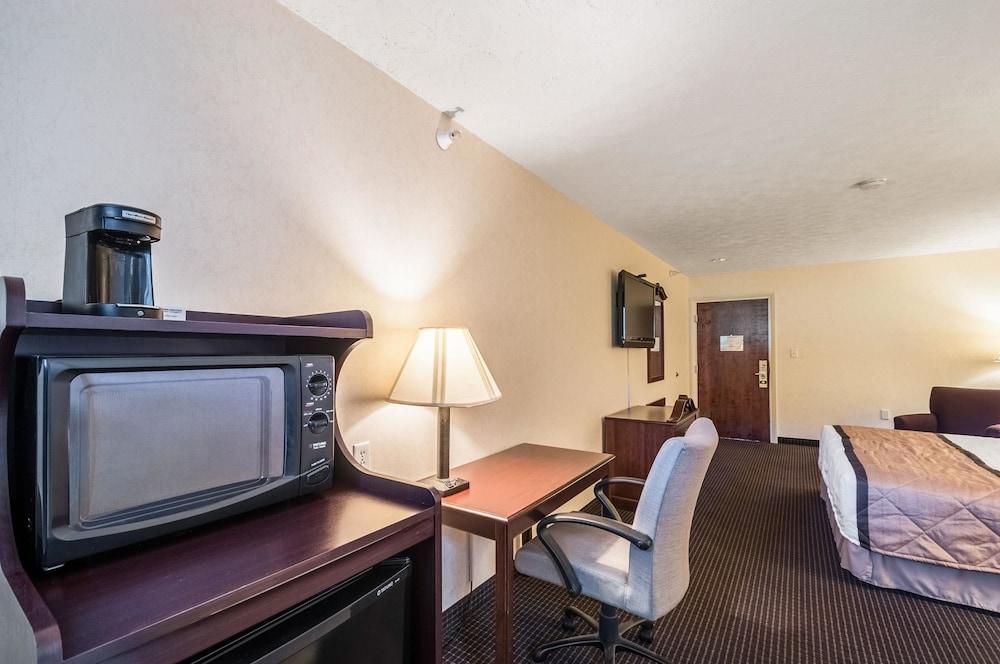 Rodeway Inn & Suites Charles Town photo 40
