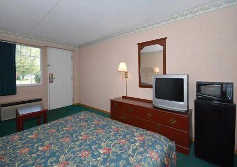Econo Lodge Columbus West photo 8