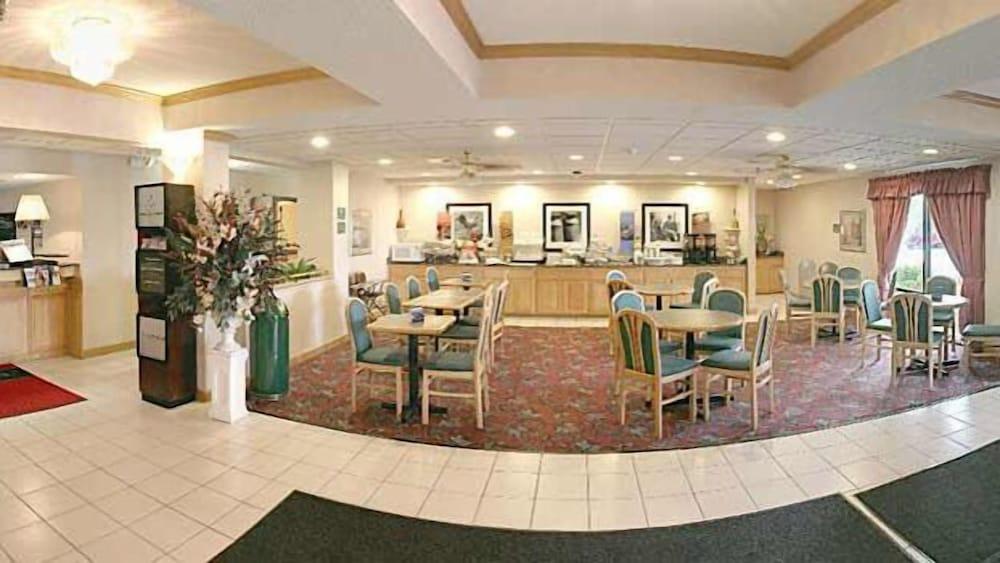 Hampton Inn Sturgis-Lagrange Area photo 36