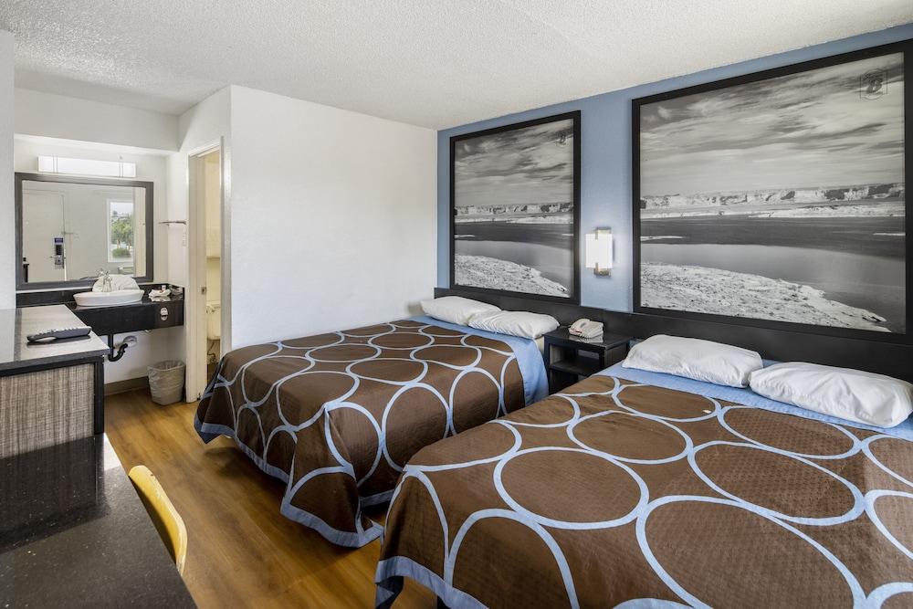 Super 8 by Wyndham Phoenix West photo 9