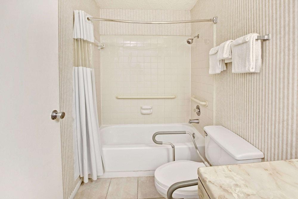 Knights Inn South Houston photo 12