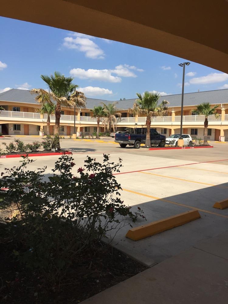Scottish Inn & Suites photo 25