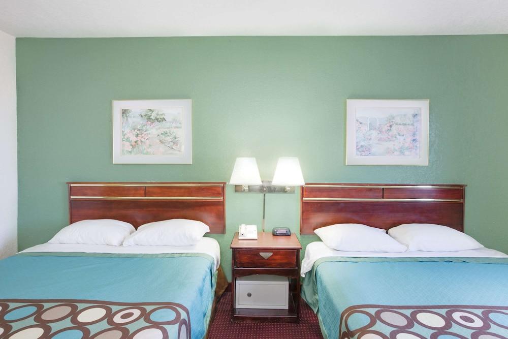 Super 8 by Wyndham Kennett photo 9