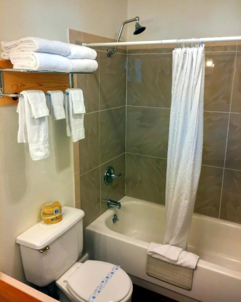 Silver Sands Motel photo 26