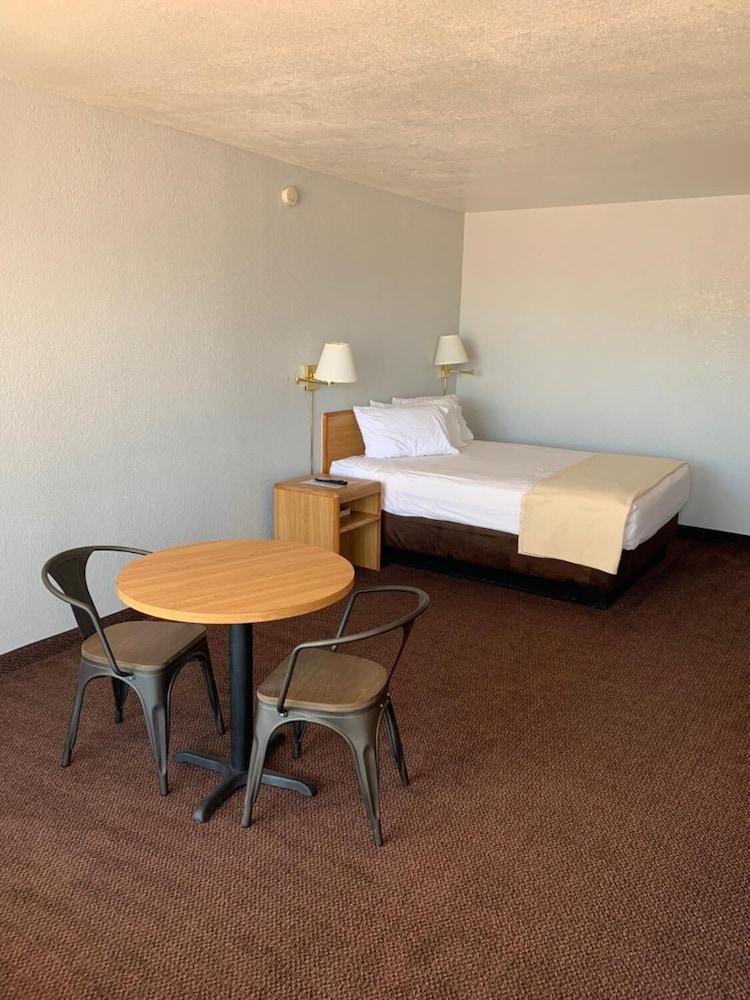 E-Z 8 Motel Phoenix Airporter photo 4