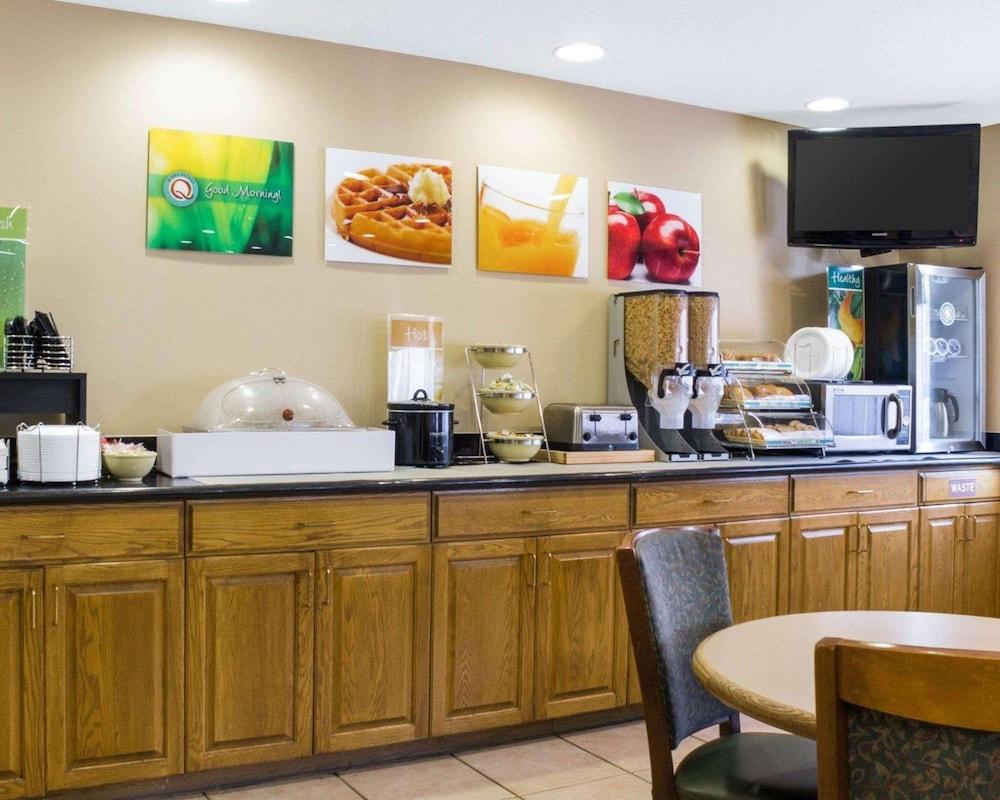 Travelodge by Wyndham Fargo West Acres photo 27