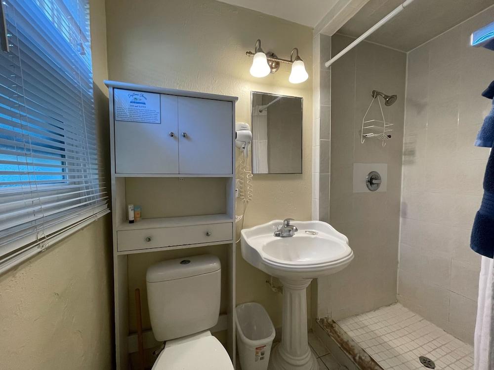 Daytona Shores Inn & Suites photo 31
