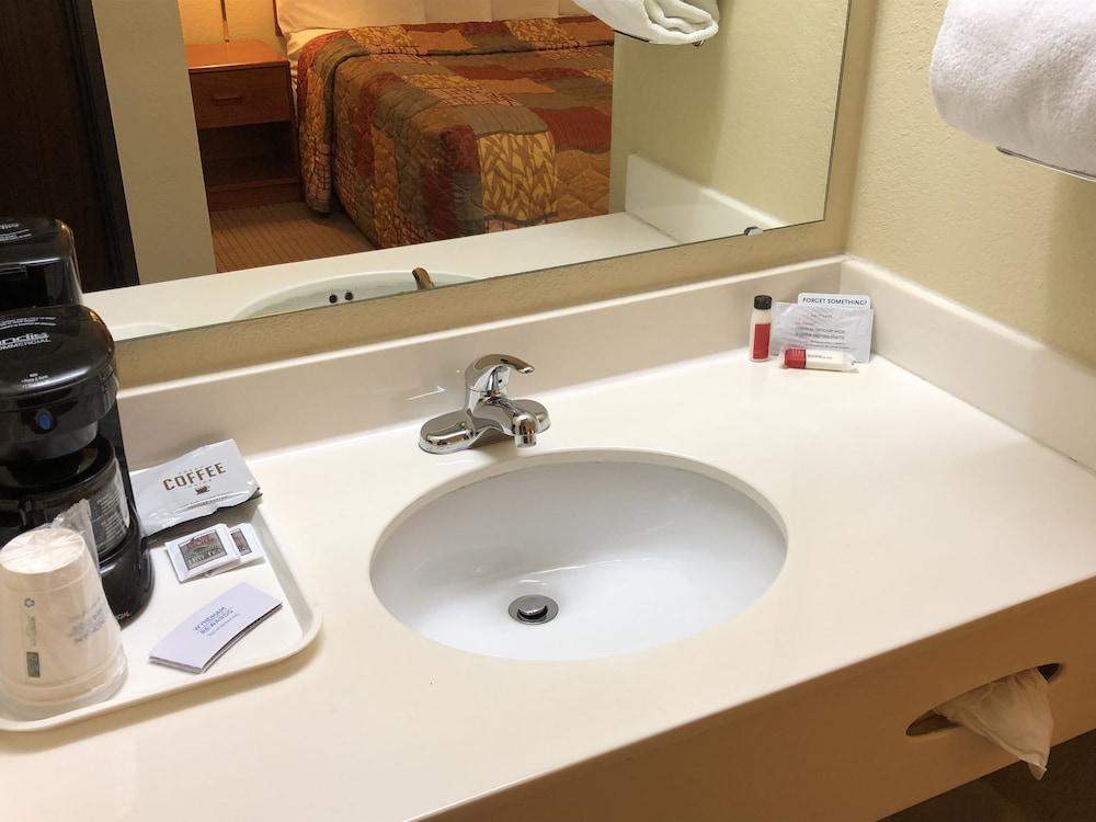 Days Inn by Wyndham Iron Mountain photo 4