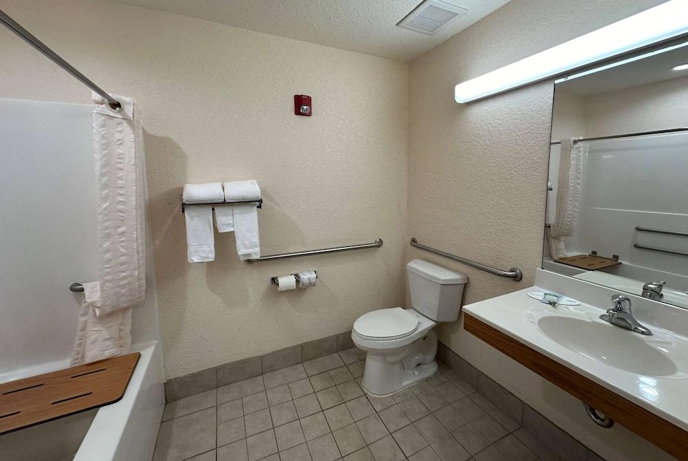 Microtel Inn & Suites by Wyndham Tomah photo 22