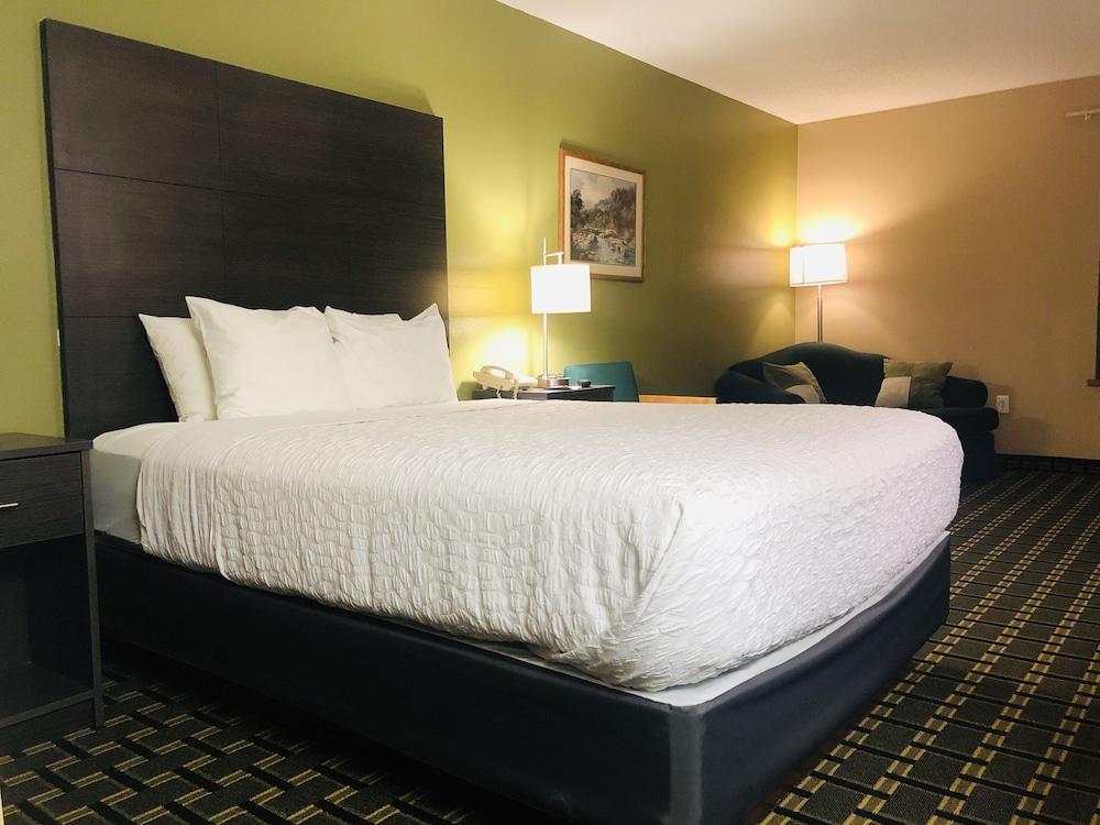 AmericInn by Wyndham Columbus Wisconsin photo 8