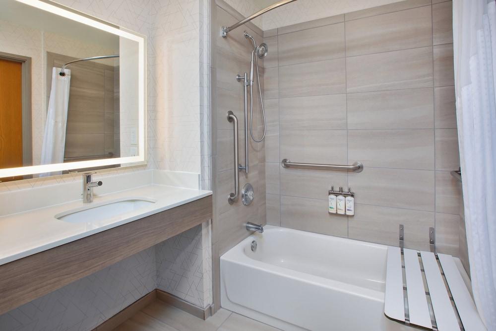 Holiday Inn Express & Suites Buffalo by IHG photo 27