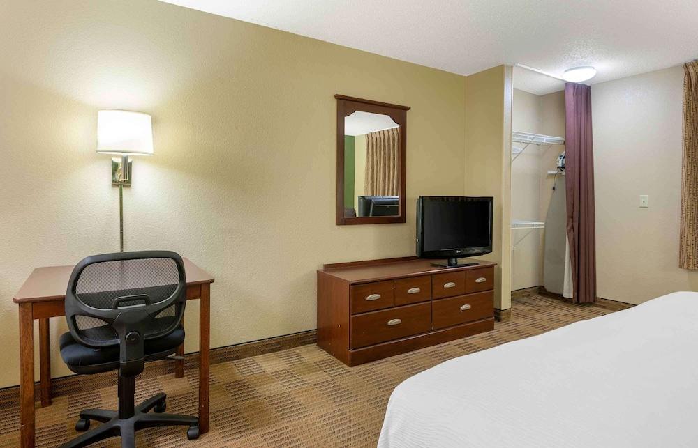 Extended Stay America Suites Chicago Schaumburg I90 photo 10