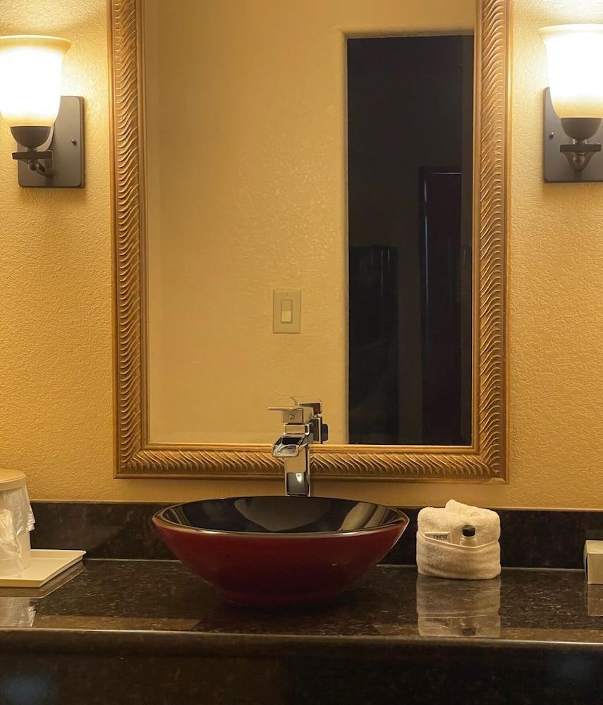 Sunbridge Inn and Suites photo 22
