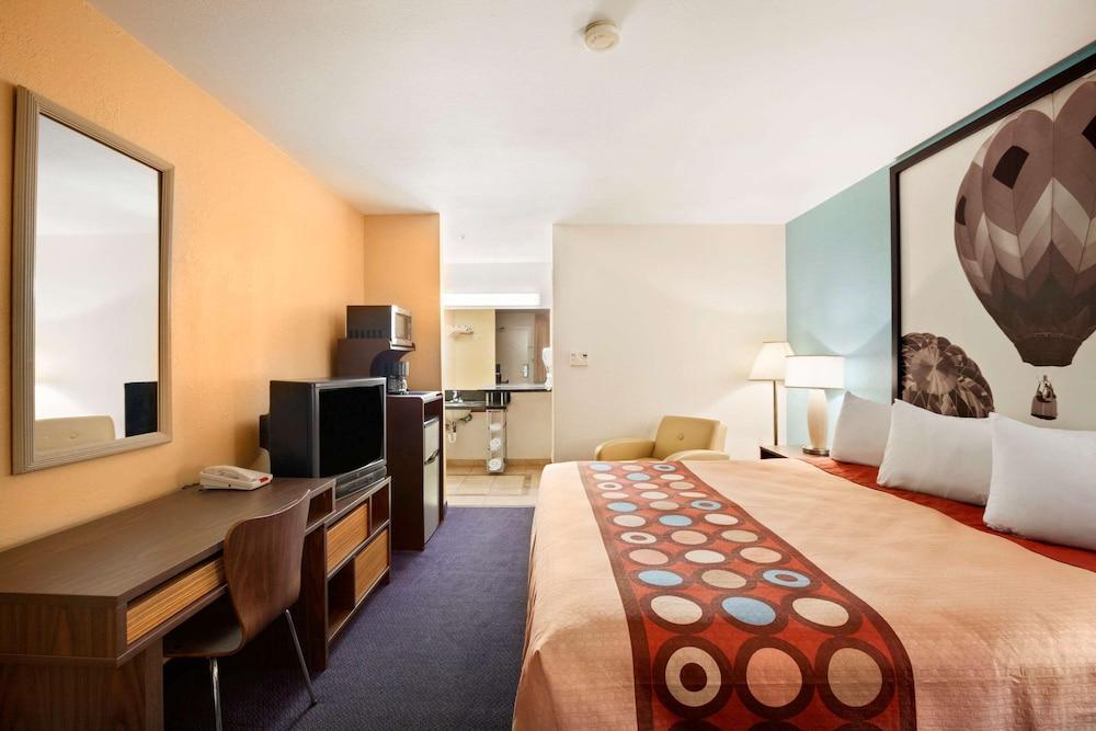 Super 8 by Wyndham Indio photo 13