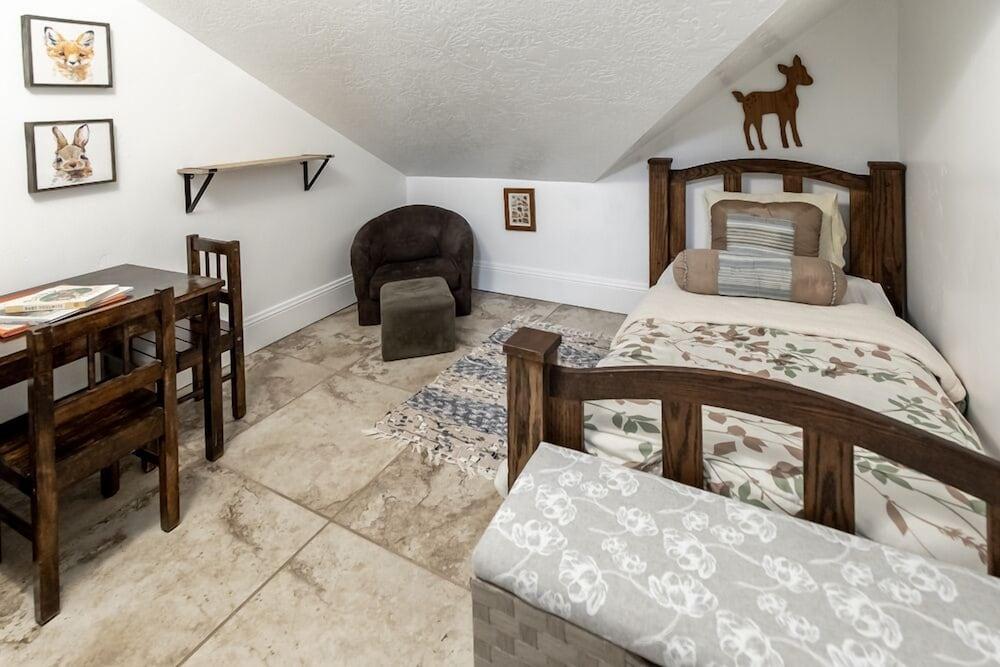 Aspenwood Manor South photo 23