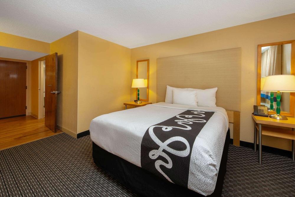 La Quinta Inn & Suites by Wyndham Deerfield Beach I-95 photo 25