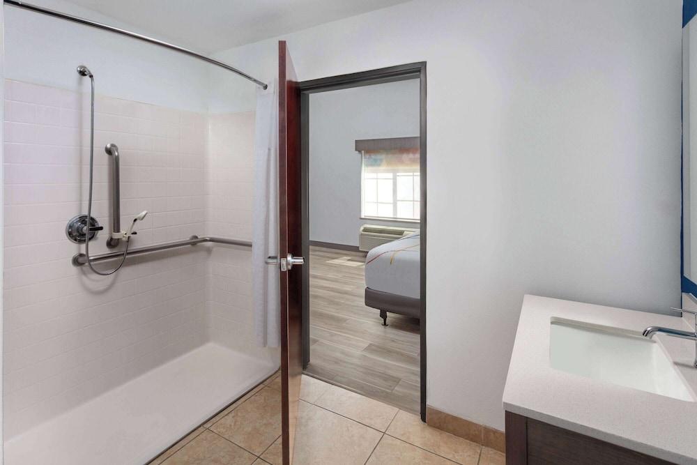 La Quinta Inn & Suites by Wyndham Woodward photo 18