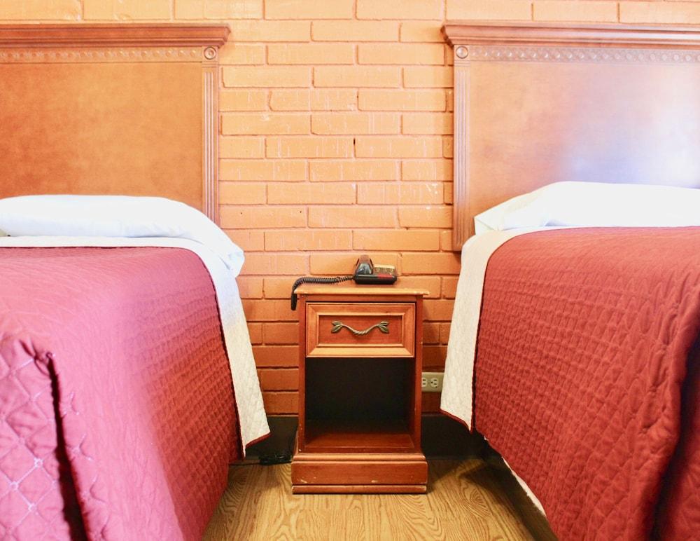 Tropicana Motel photo 7