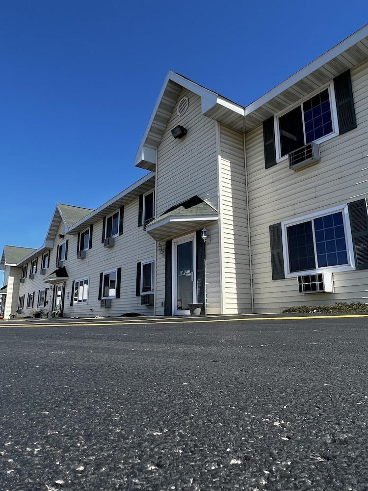 Budget Host Inn & Suites photo 1