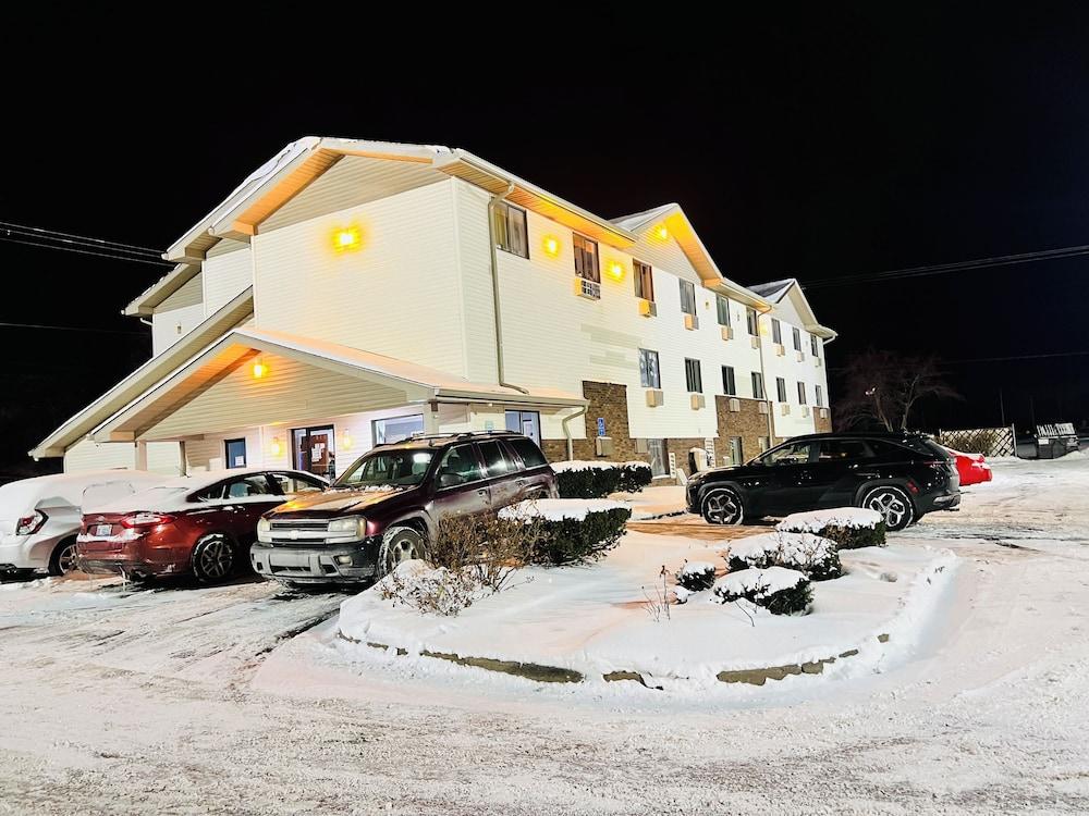 Super Inn by OYO Lansing MI photo 1
