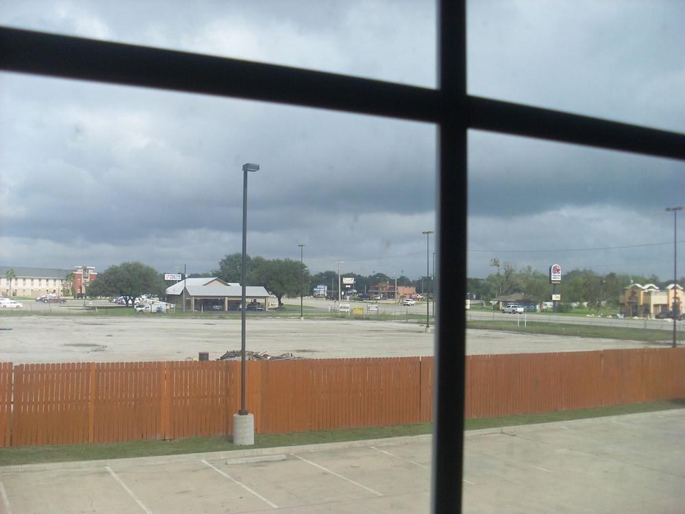 Microtel Inn & Suites by Wyndham Kenedy/Karnes City photo 26