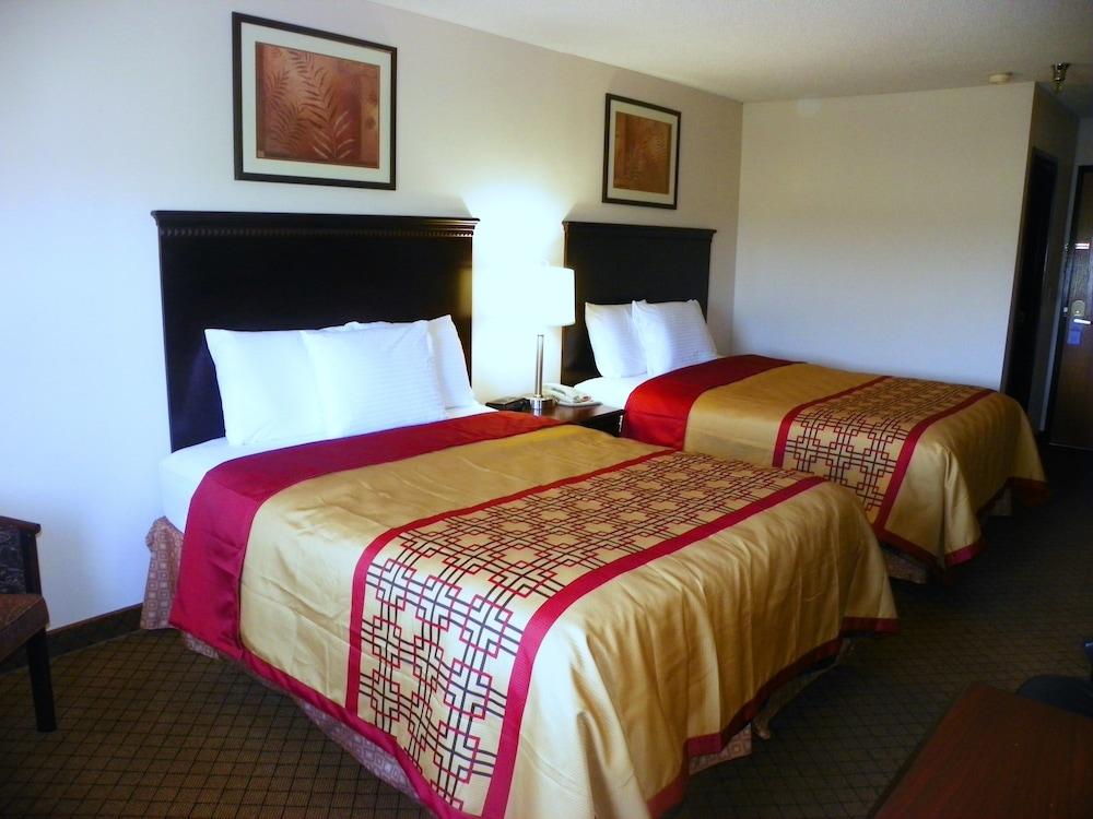 Royalton Inn & Suites photo 17