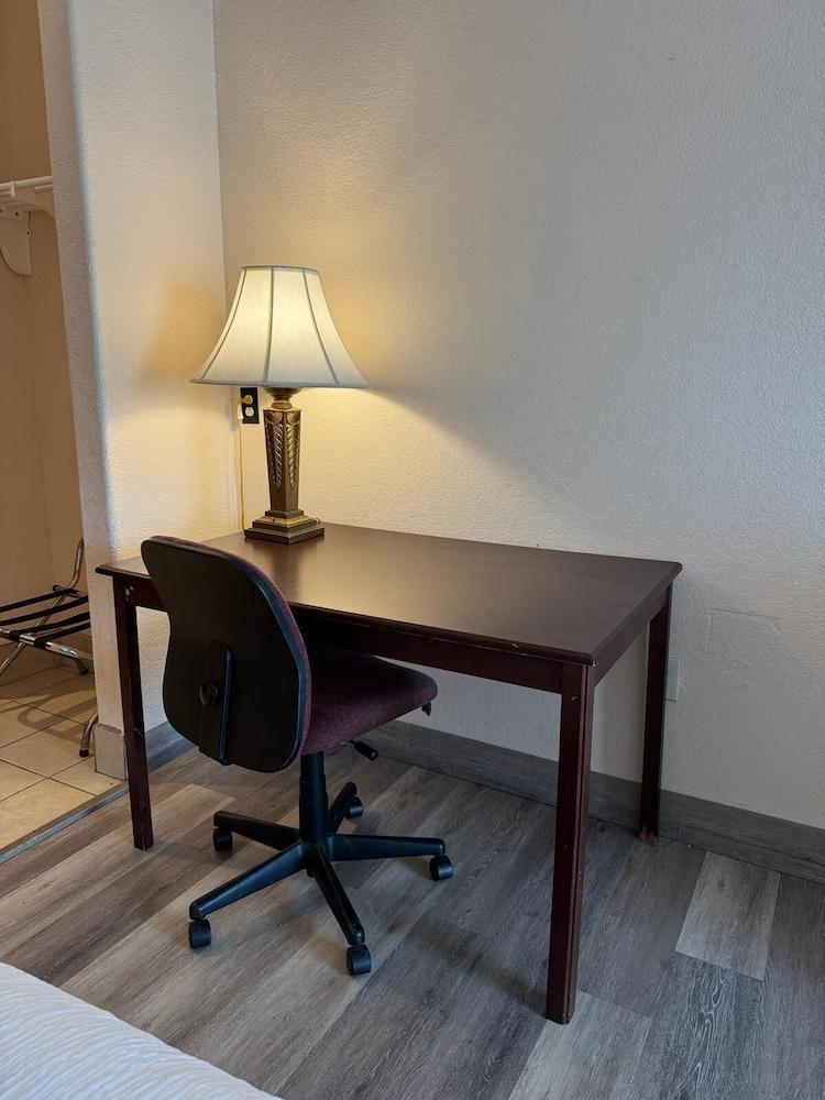 Robinson Inn and Suites photo 16