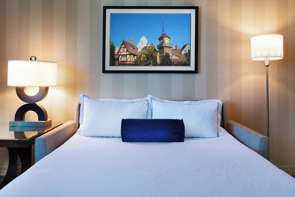 Disneyland Hotel photo 40