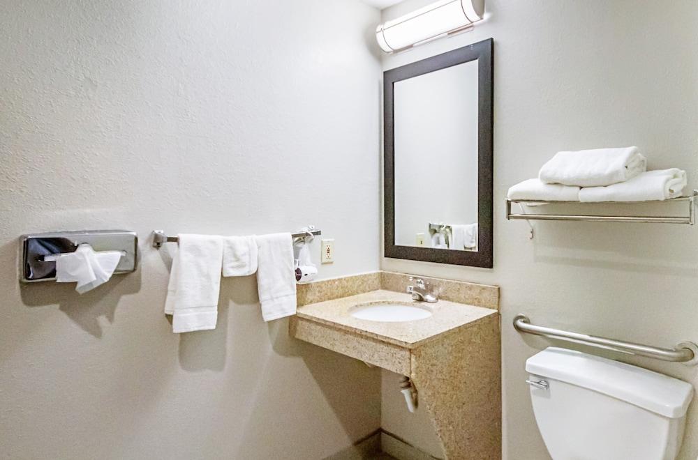 Clarion Pointe photo 37