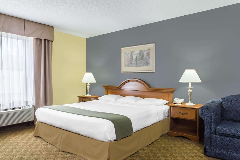 Days Inn by Wyndham Selma photo 6