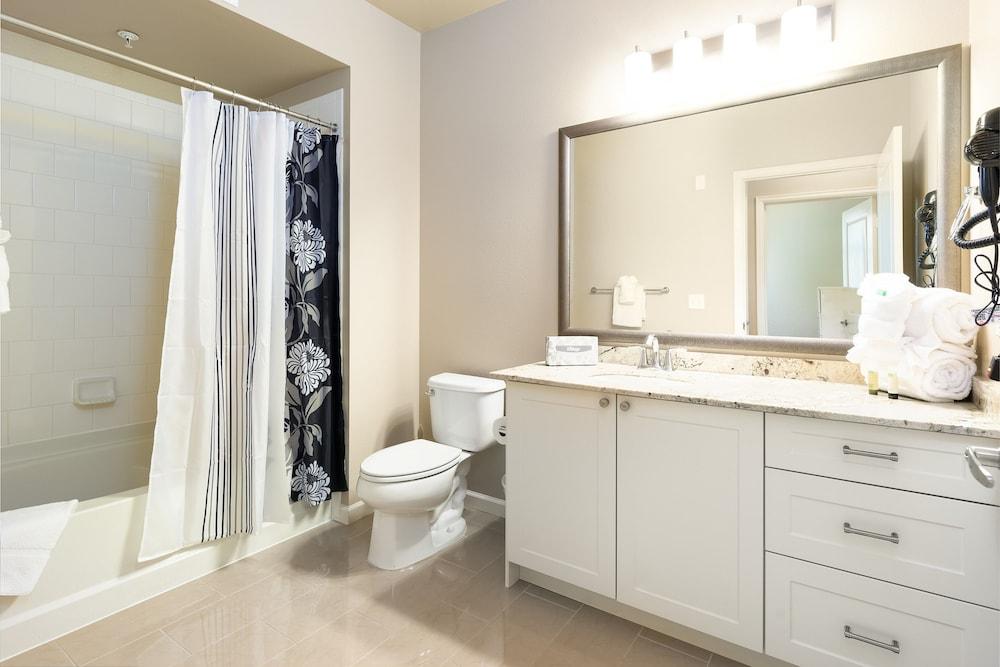 Global Luxury Suites Baypointe Station photo 41