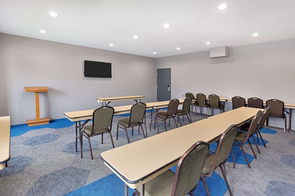 Microtel Inn & Suites by Wyndham Manchester photo 20