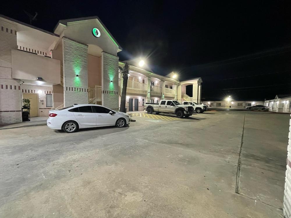 Woodland Inn & Suites photo 11
