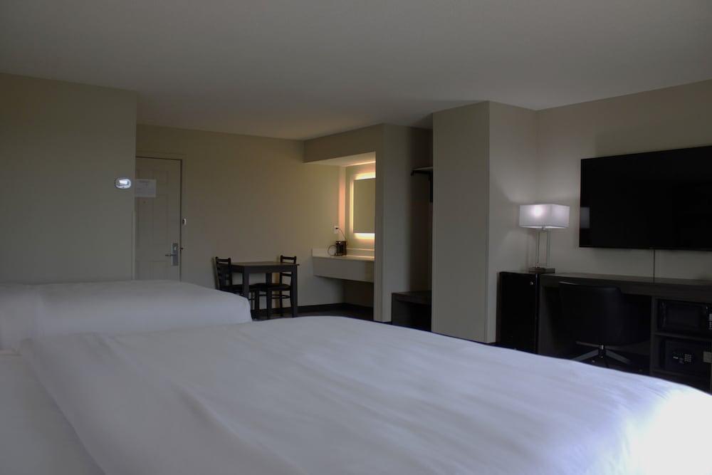 Boarders Inn & Suites photo 42