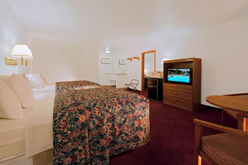 Shamrock Motel photo 15