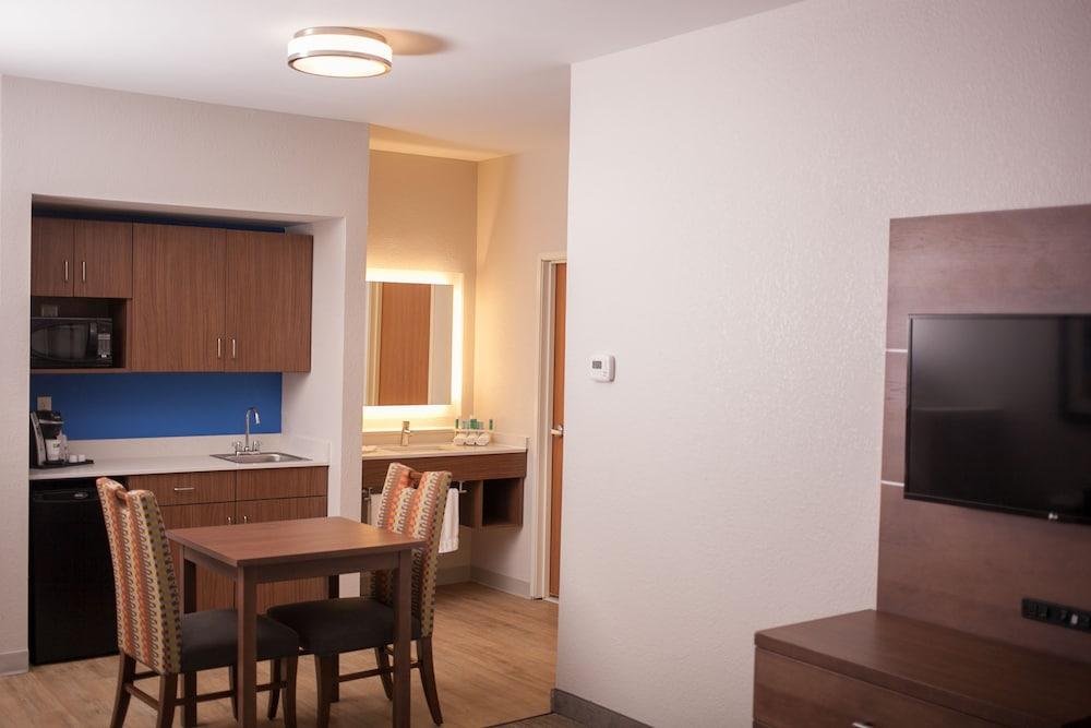 Holiday Inn Express Hotel & Suites by IHG photo 17