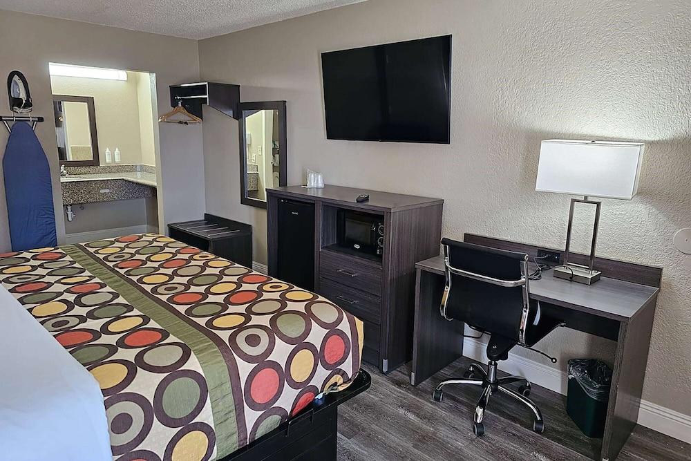 Super 8 by Wyndham Metairie photo 15