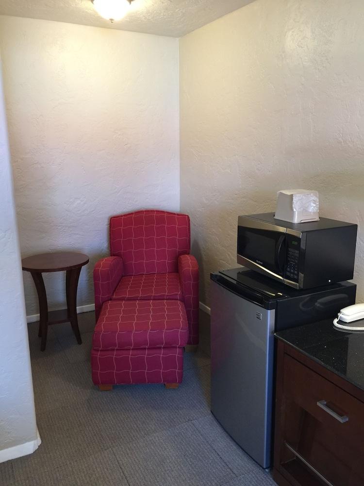 Circle R Motel photo 20
