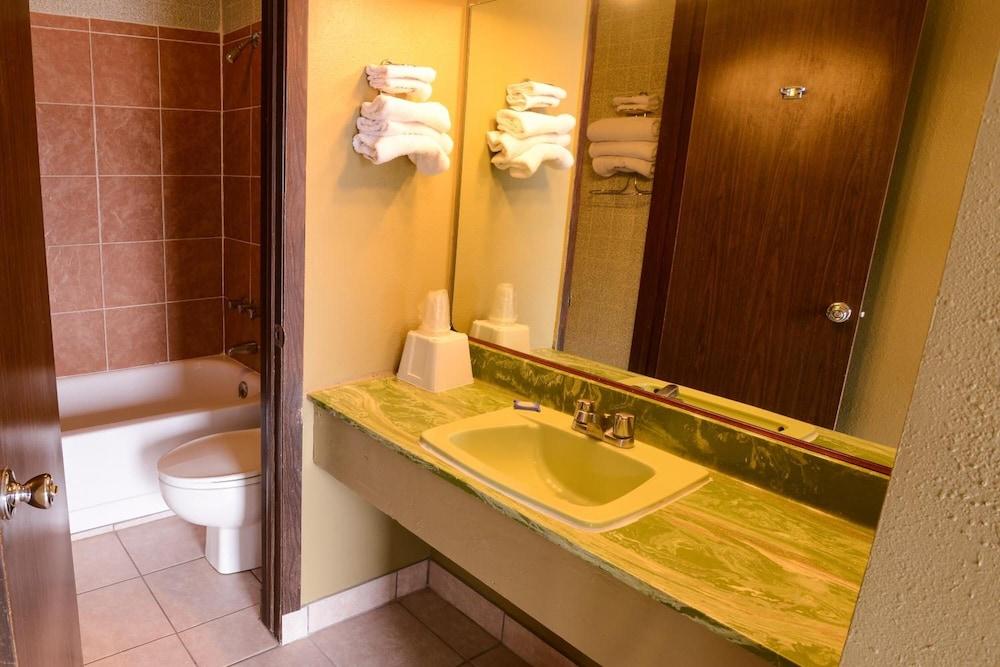 Burlington Inn photo 10