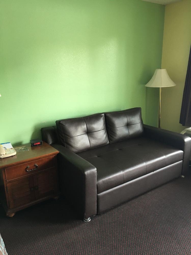 Days Inn by Wyndham Lamont/Monticello photo 7