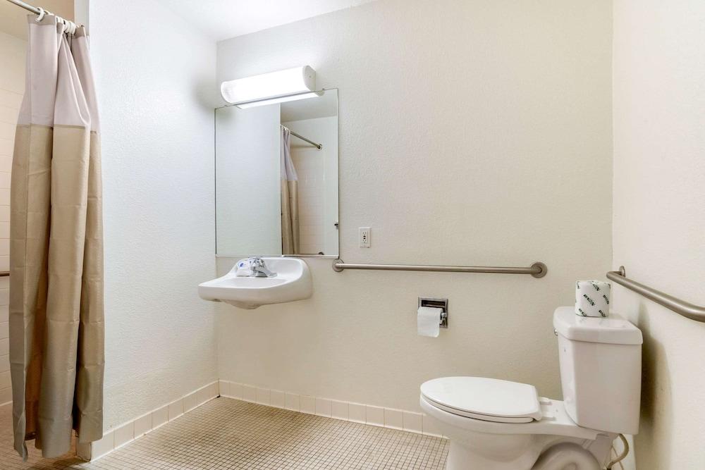 Rodeway Inn photo 29
