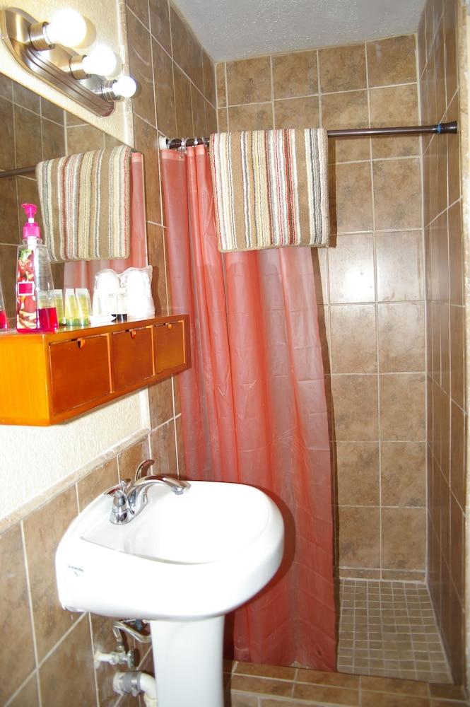Holiday House Motel photo 16