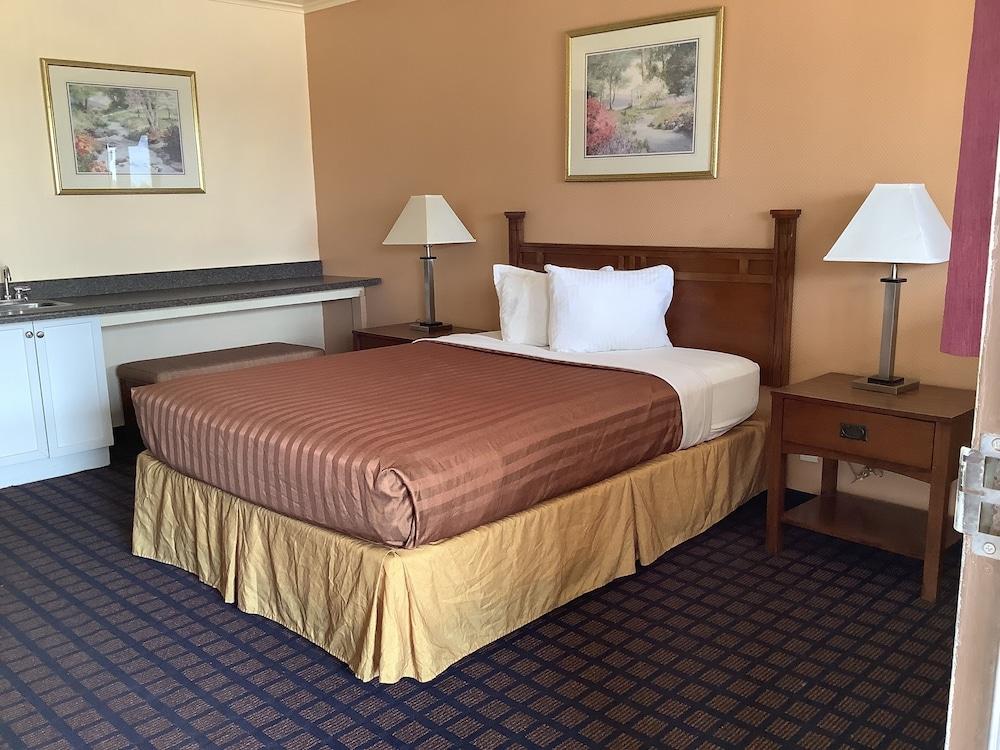 Silver Spur Vintage Inn & Suites photo 18