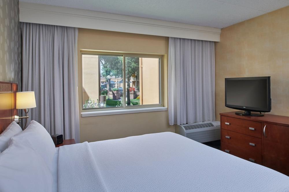 Courtyard by Marriott Detroit Dearborn photo 9