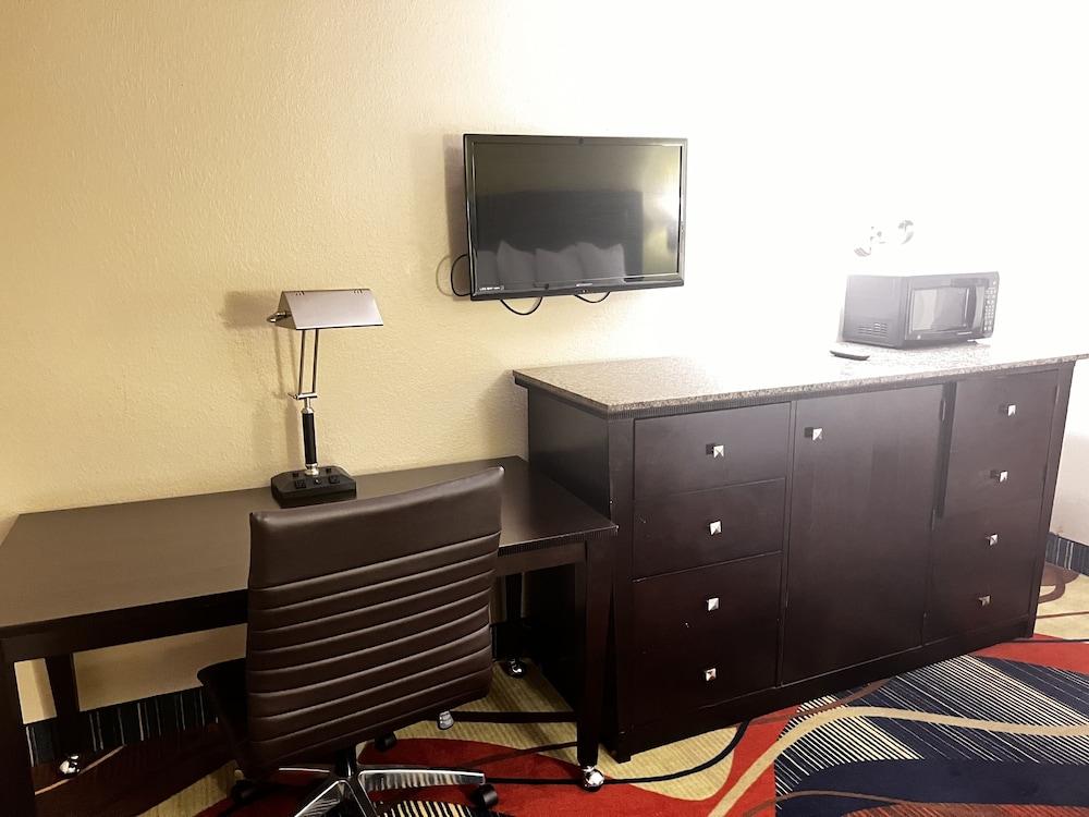 Apple Tree Inn and Suites photo 7