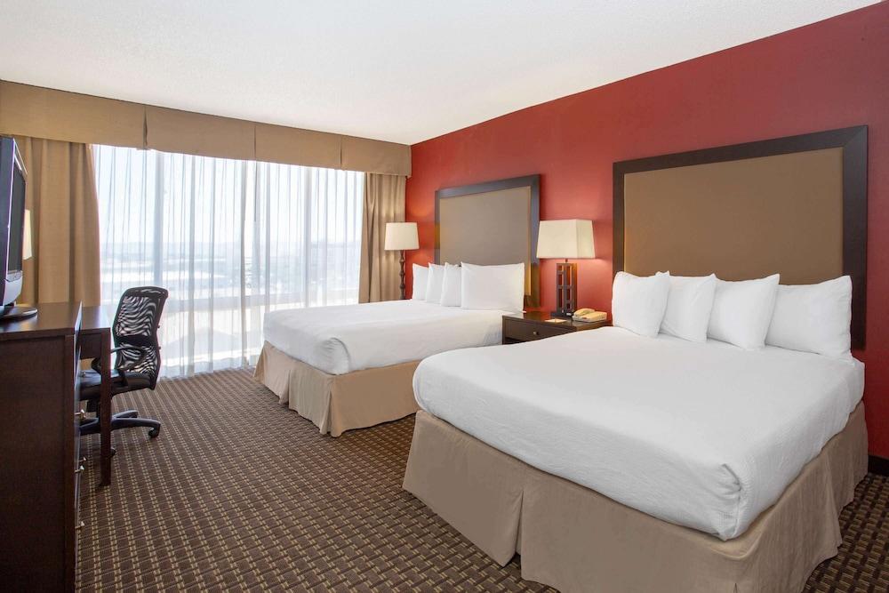 Holiday Inn Express & Suites Phoenix Midtown by IHG photo 52