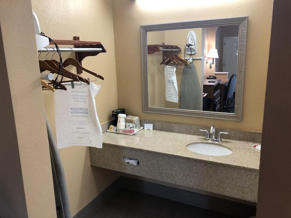 Days Inn by Wyndham Columbus photo 11