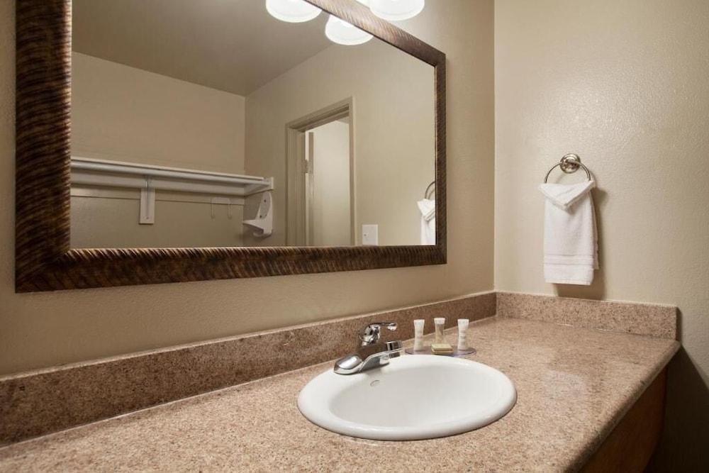 Super 8 by Wyndham Vallejo/Napa Valley photo 26