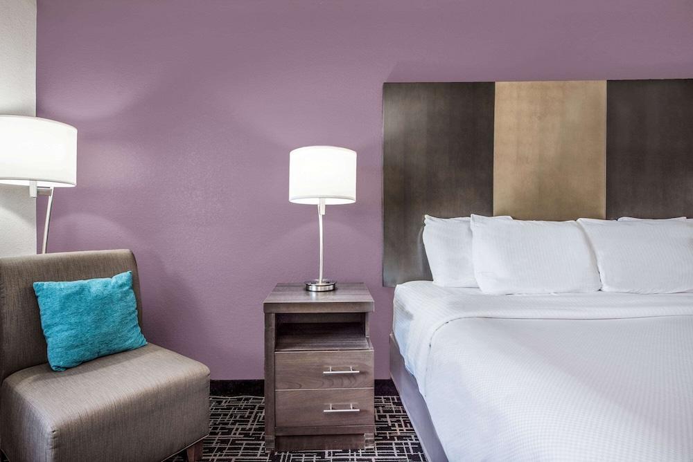La Quinta Inn & Suites by Wyndham Fairborn Wright-Patterson photo 5