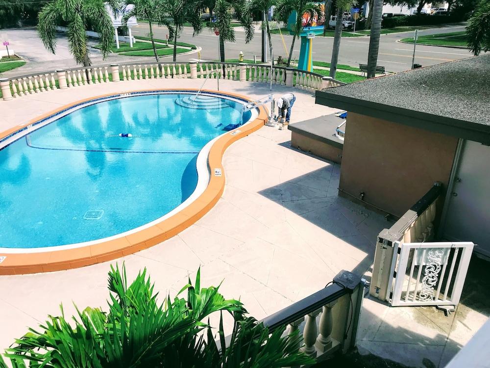 Tropical Inn & Suites photo 5